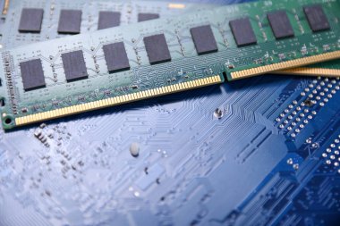 Anakart arka planında bilgisayar RAM var. Kapatın. Bilgisayar bileşenleri