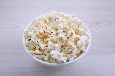 Kırmızı arka planda patlamış mısır. Kapatın. Üst görünüm.