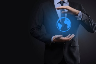 Dünya ikonu dijital küreyi tutan iş adamı.