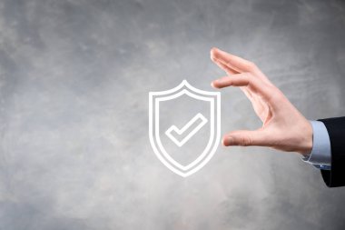 Güvenlik ağı güvenlik bilgisayarı bir iş adamının elinde. business, technology, siber güvenlik ve internet konsepti - iş adamı sanal ekranlardaki kalkan düğmesine basıyor.