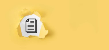 Beyaz arkaplanlı yırtık sarı kağıt. Belge Yönetimi Veri Sistemi İş Dünyası İnternet Teknolojisi Konsepti. Şirket veri yönetim sistemi DMS.