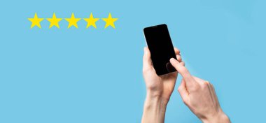 Adam akıllı telefonu elinde tutuyor ve şirket konseptini mavi zemin üzerinde yükseltmek için pozitif not, ikon beş yıldız sembolü veriyor. Müşteri hizmetleri deneyimi ve iş memnuniyeti anketi