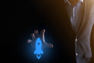 Girişim konsepti, Tablet ve simge roketi tutan İşadamı ekrandan koyu arkaplanda ağ bağlantısı ile fırlıyor ve yükseliyor