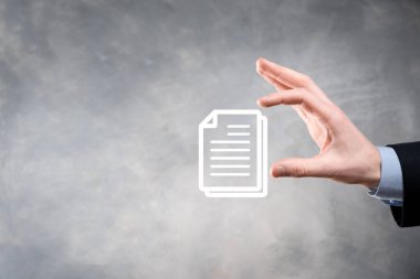 Elinde bir belge ikonu tutuyordu. Belge Yönetimi Veri Sistemi İnternet Teknolojisi Konsepti. Şirket veri yönetim sistemi DMS.