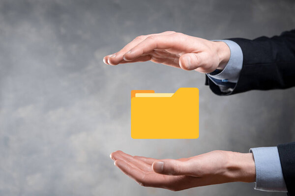 Бизнесмен держит папку icon.Document Management System или DMS настройки ИТ-консультантом с современным компьютером ищут управления информацией и корпоративных файлов.Business обработки