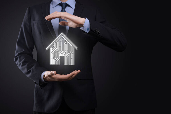 Бизнесмены держат в руках приложения для управления домом "Умный дом", "Умный дом" и "Домашняя автоматизация". Концепция сети Интернет