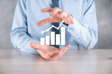 İş adamı artan ekran grafiği, pozitif büyüme ikonu okları üzerinde duruyor. Yaratıcı iş grafiğine yükselen oklarla işaret ediyor. Finansal, ticari büyüme kavramı.