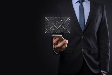 İş adamı elinde e-posta simgesi ile bizimle iletişim kurar ve kişisel bilgilerinizi spam postalarından korur. Müşteri hizmetleri çağrı merkezi bizimle iletişim kurar.