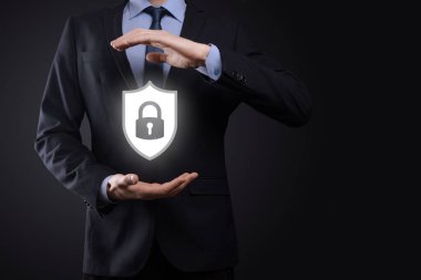 Siber güvenlik ağı. Asma kilit simgesi ve internet teknolojisi ağı. Tablet ve sanal arayüzde veri kişisel bilgilerini koruyan bir iş adamı. Veri koruma gizlilik kavramı. GDPR. AB.