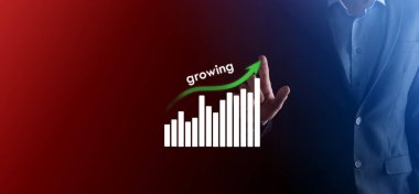 Holografik grafikler ve borsa istatistikleri tutan işadamı kâr elde ediyor. Büyüme planlama ve iş stratejisi kavramı. İyi ekonomi formunun dijital ekran görüntüsü.