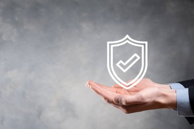 Güvenlik ağı güvenlik bilgisayarı bir iş adamının elinde. business, technology, siber güvenlik ve internet konsepti - iş adamı sanal ekranlardaki kalkan düğmesine basıyor.
