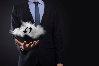 Bulut teknolojisi. Karanlıkta yukarı aşağı iki ok olan çokgen kablo depolama işareti. Bulut hesaplama, büyük veri merkezi, gelecekteki altyapı, dijital ai konsepti. Sanal sunucu simgesi.