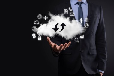 Bulut teknolojisi. Bulut depolama işareti. Karanlıkta yukarı aşağı iki ok. Bulut hesaplama, büyük veri merkezi, gelecekteki altyapı, dijital ai konsepti. Sanal sunucu simgesi.