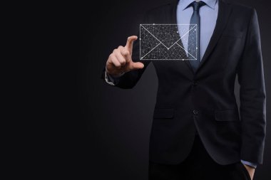 İş adamı elinde e-posta simgesi ile bizimle iletişim kurar ve kişisel bilgilerinizi spam postalarından korur. Müşteri hizmetleri çağrı merkezi bizimle iletişim kurar.