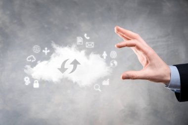 Bulut teknolojisi. Bulut depolama işareti. Karanlıkta yukarı aşağı iki ok. Bulut hesaplama, büyük veri merkezi, gelecekteki altyapı, dijital ai konsepti. Sanal sunucu simgesi.