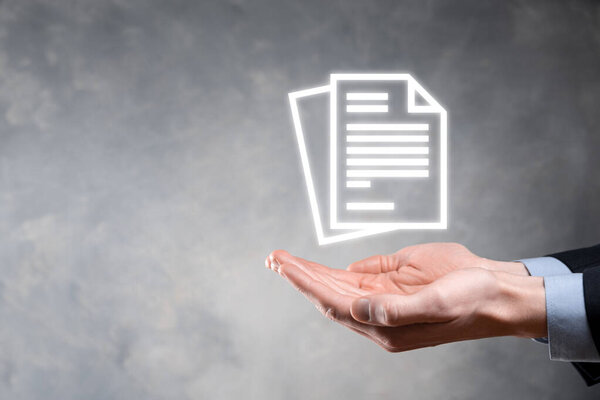 Рука с иконкой документа в руке Система управления документооборотом Концепция бизнес-технологий Интернета. Корпоративная система управления данными DMS.