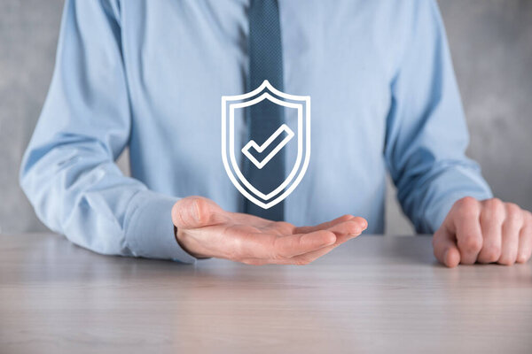 Сеть кибербезопасности. иконка навесного замка и сеть интернет-технологий. Бизнесмен, защищающий данные личной информации на планшете и виртуальном интерфейсе. Концепция защиты данных. GDPR. ЕС.