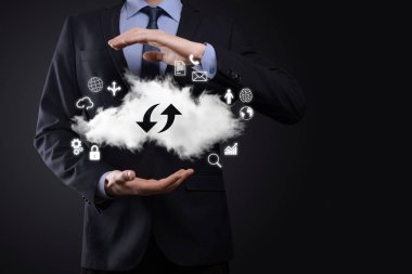 Bulut teknolojisi. Bulut depolama işareti. Karanlıkta yukarı aşağı iki ok. Bulut hesaplama, büyük veri merkezi, gelecekteki altyapı, dijital ai konsepti. Sanal sunucu simgesi.