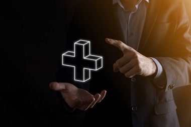 İş adamı elinde 3D artı simge tutuyor, elinde tuttuğu adam kar, fayda, gelişme, artı işareti ile temsil edilen CSR gibi olumlu şeyler öneriyor..