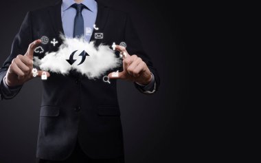 Bulut teknolojisi. Bulut depolama işareti. Karanlıkta yukarı aşağı iki ok. Bulut hesaplama, büyük veri merkezi, gelecekteki altyapı, dijital ai konsepti. Sanal sunucu simgesi.