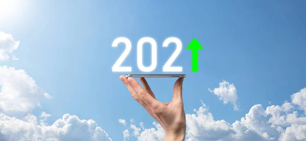 2021年をポジティブなアイコンで空を背景に掲げ 2021年の事業成長を計画 ビジネスマンの計画と彼のビジネスにおける積極的な指標の増加 ビジネスコンセプトの成長 — ストック写真