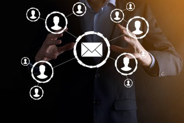 E- posta ve kullanıcı simgesi, imza, sembol pazarlama ya da bülten konsepti, diyagram. E- posta gönderme. Posta ve SMS pazarlama kavramı. İş dünyasında doğrudan satış şeması. E- posta için istemci listesi