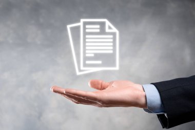 Elinde bir belge ikonu tutuyordu. Belge Yönetimi Veri Sistemi İnternet Teknolojisi Konsepti. Şirket veri yönetim sistemi DMS.