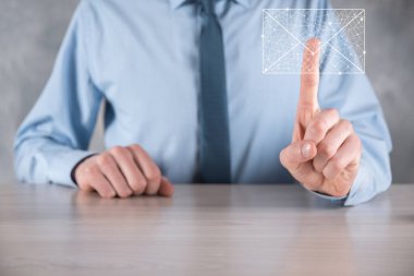 İş adamı elinde e-posta simgesi ile bizimle iletişim kurar ve kişisel bilgilerinizi spam postalarından korur. Müşteri hizmetleri çağrı merkezi bizimle iletişim kurar.