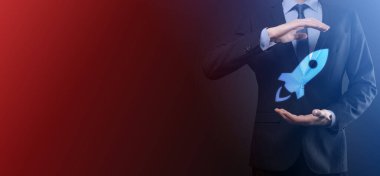 Girişim konsepti, Tablet ve simge roketi tutan İşadamı ekrandan koyu arkaplanda ağ bağlantısı ile fırlıyor ve yükseliyor