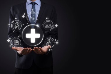 İş adamının elinde sanal ve tıbbi ağ bağlantısı simgeleri var. Covid-19 salgını insanları bilinçlendirir ve sağlık hizmetlerine dikkat çeker. Doktor, belge, ilaç, ambulans, hasta ikonu