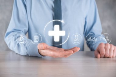 İş adamının elinde sanal ve tıbbi ağ bağlantısı simgeleri var. Covid-19 salgını insanları bilinçlendirir ve sağlık hizmetlerine dikkat çeker. Doktor, belge, ilaç, ambulans, hasta ikonu