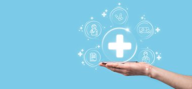 İş adamının elinde sanal ve tıbbi ağ bağlantısı simgeleri var. Covid-19 salgını insanları bilinçlendirir ve sağlık hizmetlerine dikkat çeker. Doktor, belge, ilaç, ambulans, hasta ikonu