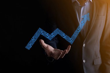 İş adamı elinde pozitif kar artışı olan bir grafik tutuyor. Grafik büyümesi ve grafik artışı işlerinde olumlu göstergeler. Daha kârlı ve büyüyen