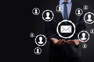 E- posta ve kullanıcı simgesi, imza, sembol pazarlama ya da bülten konsepti, diyagram. E- posta gönderme. Posta ve SMS pazarlama kavramı. İş dünyasında doğrudan satış şeması. E- posta için istemci listesi