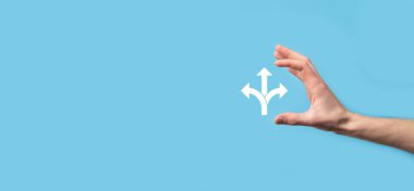 Mavi arka planda üç yönlü ikonu olan erkek el ele tutuşması ikonu. Zıt yöndeki konsepti işaret eden oklarla gösterilen üç farklı seçim arasında seçim yapmak zorunda kaldığına şüphe yok. Seçmenin üç yolu var