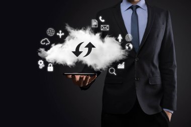 Bulut teknolojisi. Bulut depolama işareti. Karanlıkta yukarı aşağı iki ok. Bulut hesaplama, büyük veri merkezi, gelecekteki altyapı, dijital ai konsepti. Sanal sunucu simgesi.