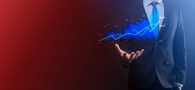 Holografik grafikler ve borsa istatistikleri tutan işadamı kâr elde ediyor. Büyüme planlama ve iş stratejisi kavramı. İyi ekonomi formunun dijital ekran görüntüsü