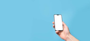 El ele tutuşan cep telefonları, mavi arka planda beyaz ekranlı akıllı telefonlar. Model. Uygulamanız ya da web sitesi tasarım projeniz için kullanılabilir. Metin için alan. Banner.