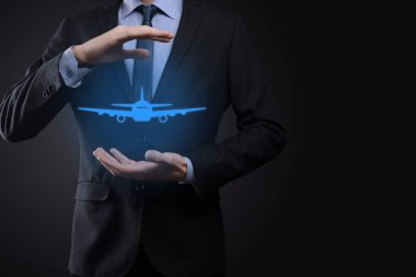 Holografik grafikler ve borsa istatistikleri tutan işadamı kâr elde ediyor. Büyüme planlama ve iş stratejisi kavramı. İyi ekonomi formunun dijital ekran görüntüsü