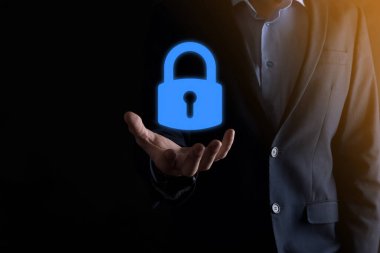 Siber güvenlik ağı. Asma kilit simgesi ve internet teknolojisi ağı. Tablet ve sanal arayüzde veri kişisel bilgilerini koruyan bir iş adamı. Veri koruma gizlilik kavramı. GDPR. AB.