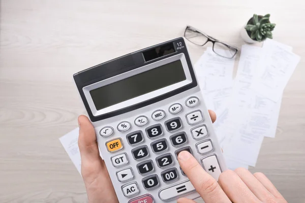 Hombre Negocios Irreconocible Que Utiliza Calculadora Oficina Del Escritorio Escritura — Foto de Stock