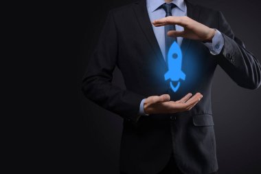 Girişim konsepti, Tablet ve simge roketi tutan İşadamı ekrandan koyu arkaplanda ağ bağlantısı ile fırlıyor ve yükseliyor