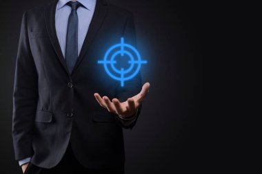 Hedefleme konsepti iş adamının elinde hedef tahtası çizimi. Hedef ve yatırım hedefi kavramı