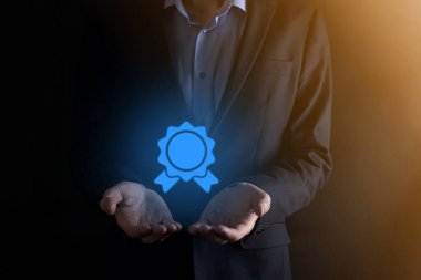 İş adamı elinde kum saati ikonu tutuyor. Zaman doluyor. Harekete geçmek için bir hatırlatma. İş konsepti. Tasarım için elementler