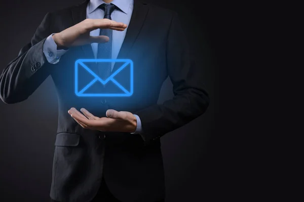 Geschäftsmann Hand Hält Mail Symbol Kontaktieren Sie Uns Newsletter Mail — Stockfoto