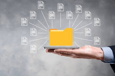 Belge Yönetim Sistemi DMS. İş adamı dizin ve belge simgesini saklar. Şirket dosyaları ve bilgilerini arşivlemek, aramak ve yönetmek için yazılımdır. İnternet Teknoloji Konsepti. Dijital Güvenlik