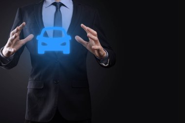 Araba ikonu tutan adamın dijital bileşimi. Araba sigortası ve araba servisi konsepti. Bir jest ve araba ikonu sunan bir iş adamı