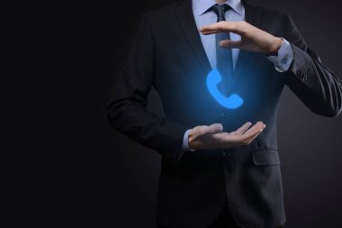 Siyah arka planda takım elbiseli bir iş adamı telefon ikonu. İş İletişim Destek Merkezi Müşteri Hizmetleri Teknolojisi Konseptini ara.