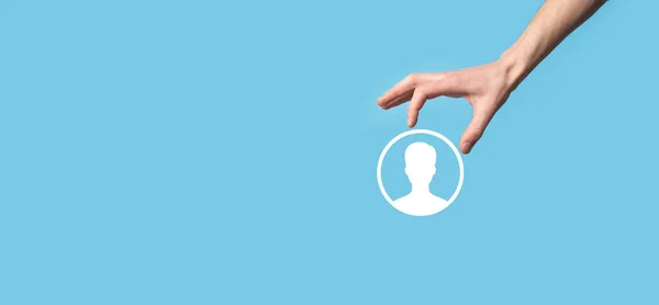 Mão Detém Interface Ícone Pessoa Usuário Fundo Azul Símbolo Usuário — Fotografia de Stock