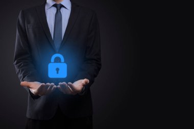 Siber güvenlik ağı. Asma kilit simgesi ve internet teknolojisi ağı. Sanal arayüzde veri kişisel bilgilerini koruyan bir iş adamı. Veri koruma gizlilik kavramı. GDPR. AB.